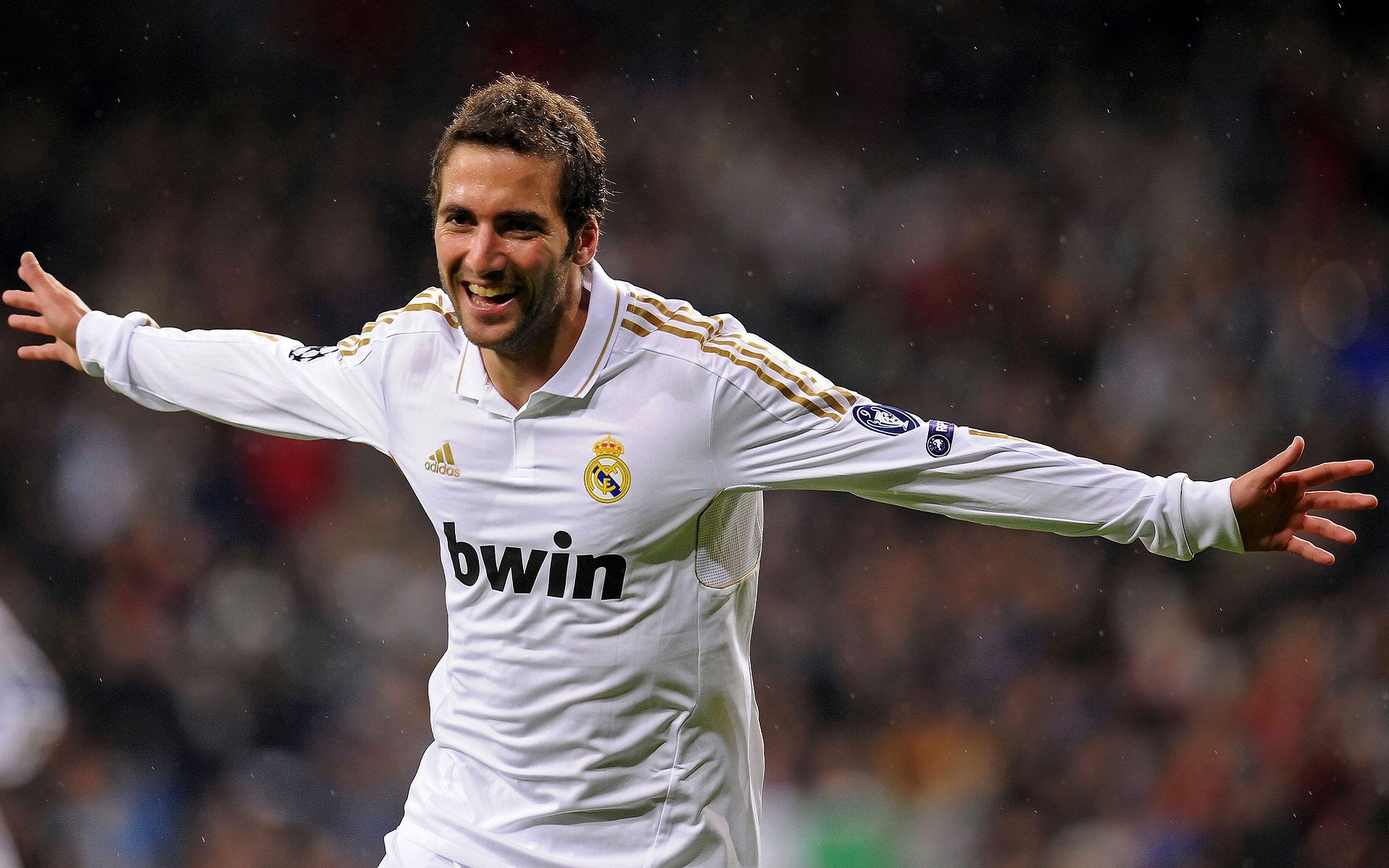 上海申花备战之际,球迷为他们加油,上海申花队的比赛